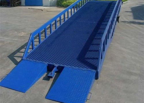 Heavy Duty Portable Loading Ramps 1.2m-1.8m Lifting Height And 5-15T Load Metal Forklift Ramp